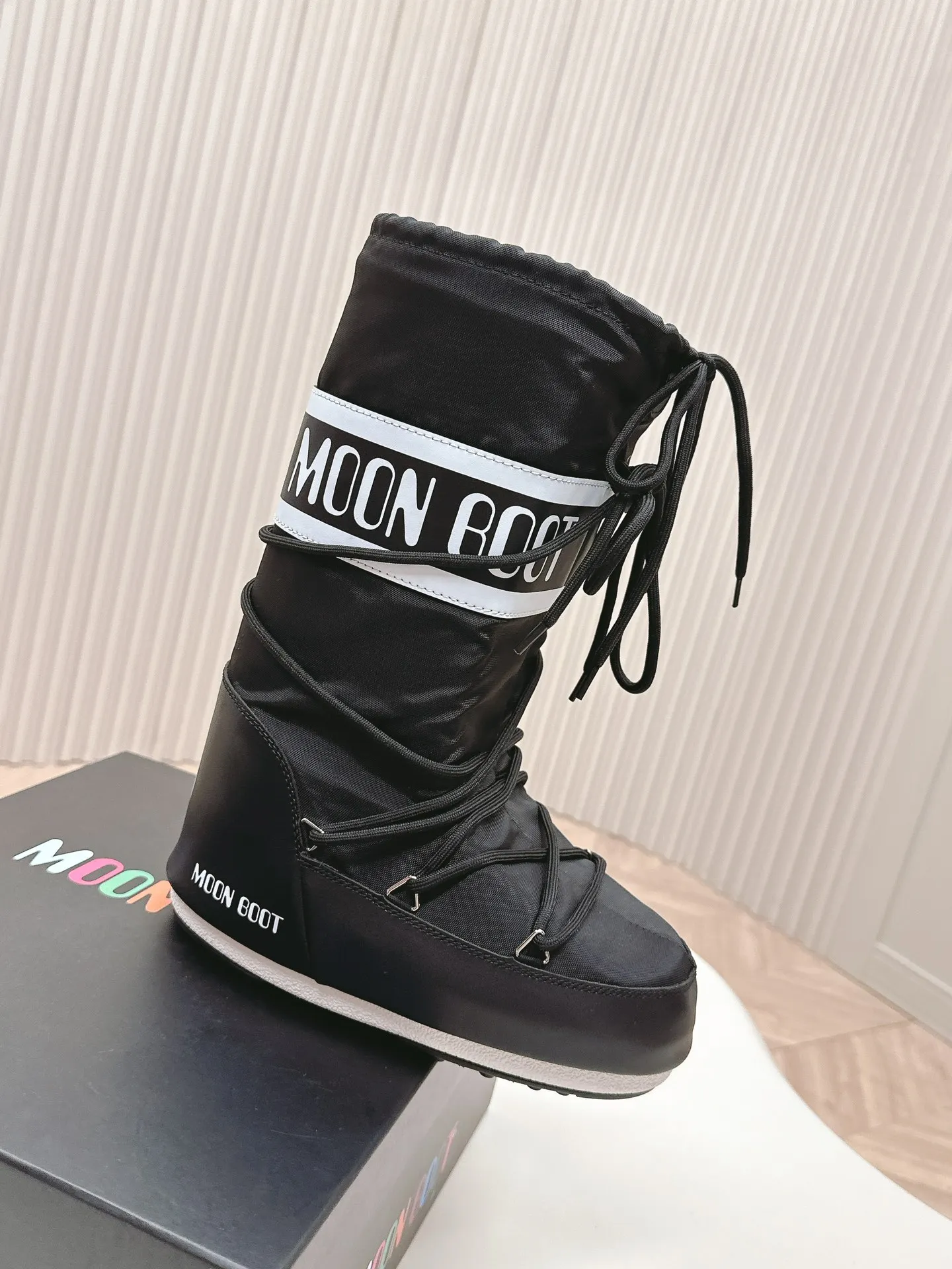 Men's men's shoes pP620! Fabric high boots Moon Boot 24ss The latest snow boots series for autumn and winter... Ugly snow short boots Forget UGG, fashionable people are wearing Moon Boot snow boots. If you find it difficult to accept the revival of UGG, now there is a more alternative snow boot that is back. It is 4 cm taller, that is the Moon Boot. It was already very popular in the millennium. Paris Hilton, Victoria Beckham and other celebrities often wore it, and now the Y2K trend is popular again. The same QQ show outfit worn by young children. The ugly snow boots that have been shown by thousands of people have become popular again. They are not distinguished between men and women. They look slim and warm and easy to wear. Fabric: 70% cotton and 30% plastic. Lining: 100% silk cotton liner. Feet: 100% silk cotton liner. Outsole: thermoplastic rubber. Bottom thickness: 4cm. Size: #35-41 (41 customization is not returnable).